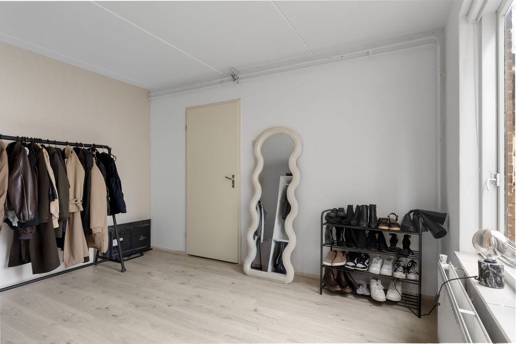 Move-in ready ground floor apartment with 2 bedrooms and sunny garden — 23