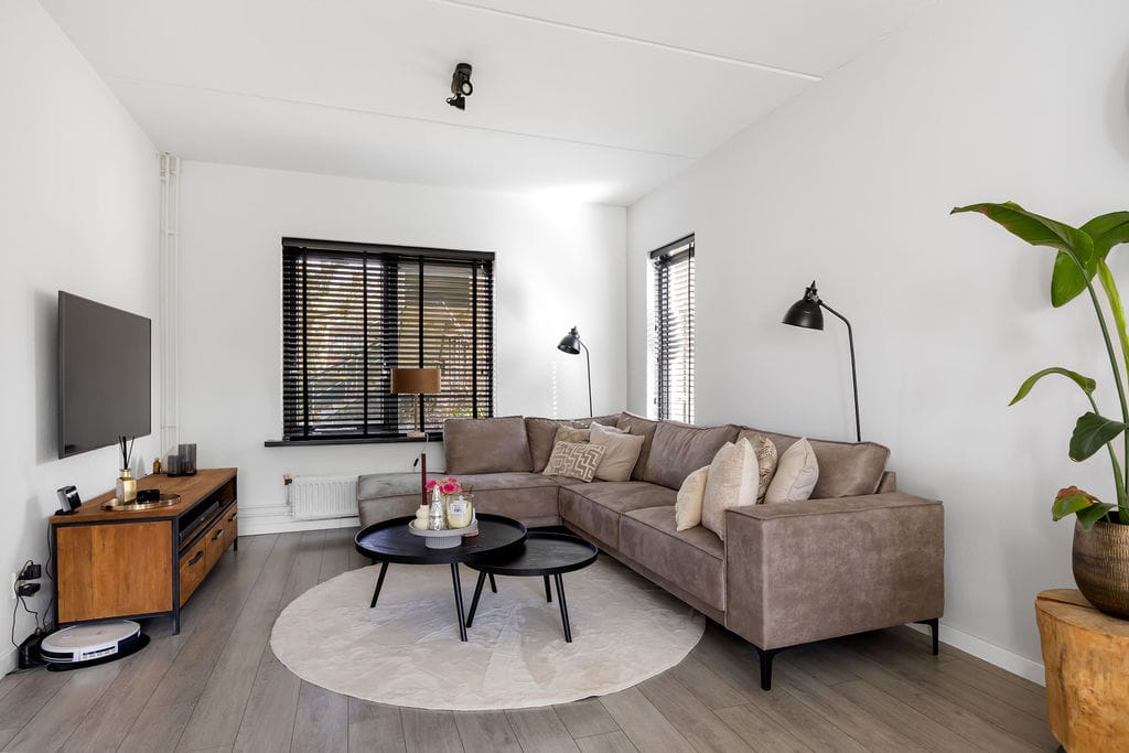 Move-in ready ground floor apartment with 2 bedrooms and sunny garden — 8