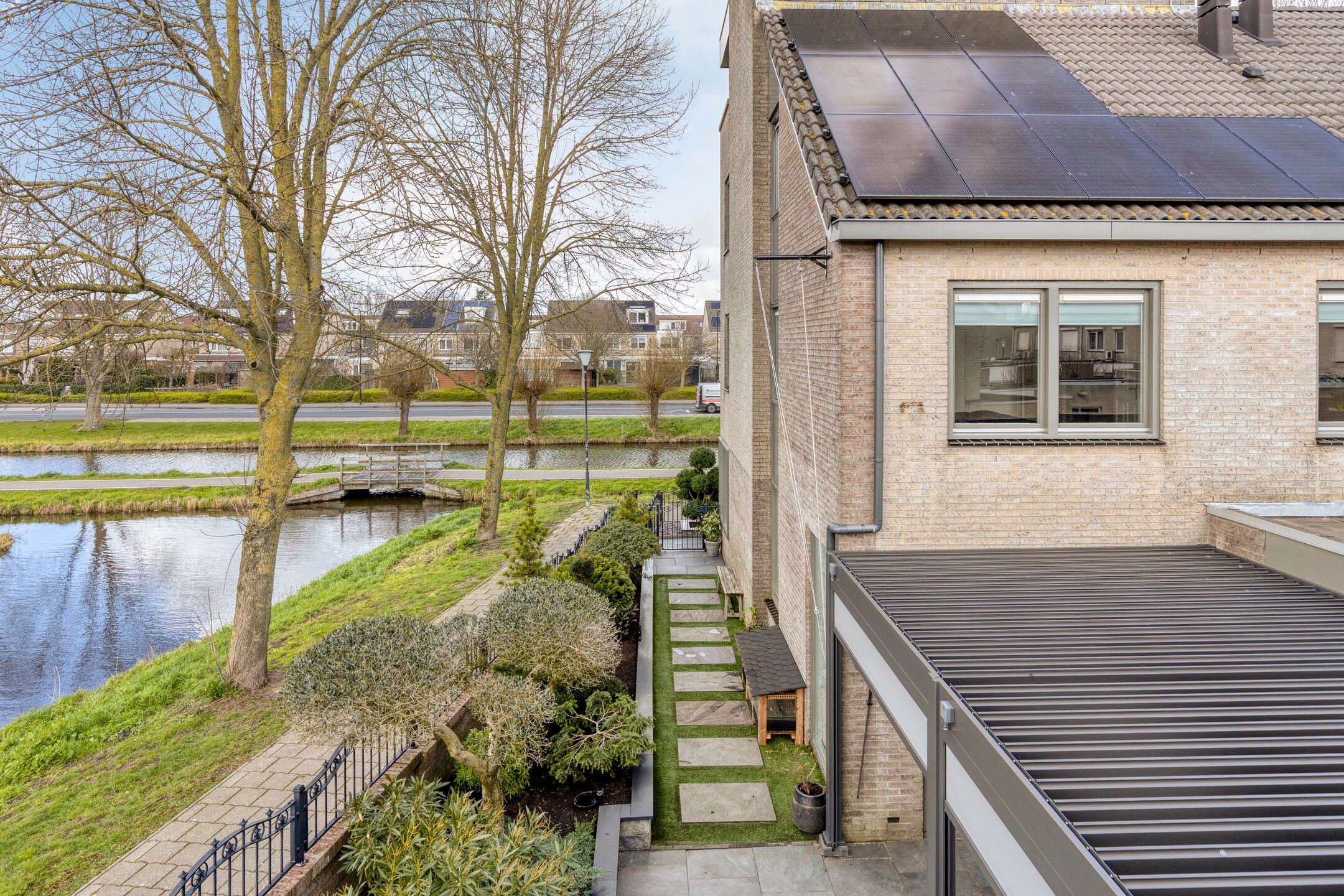 Spacious Corner Home with Nature Views and Five Bedrooms in Volendam — 54