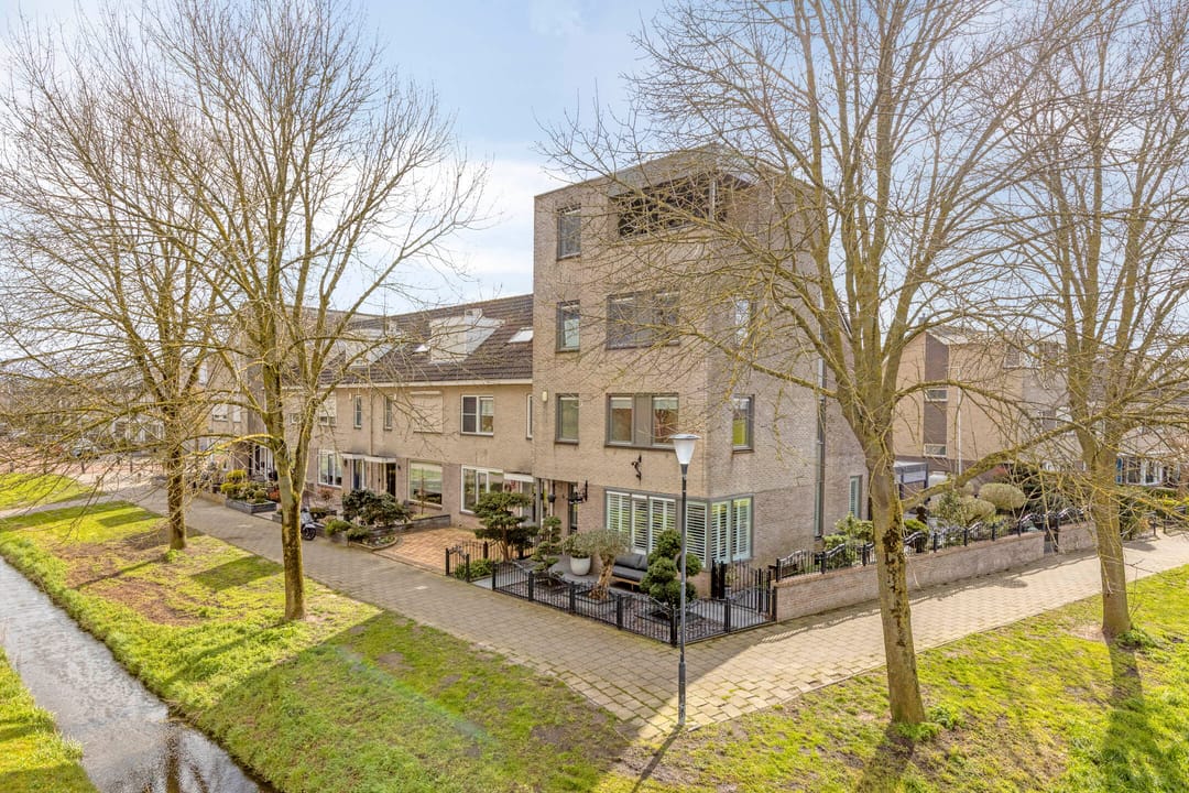 Spacious Corner Home with Nature Views and Five Bedrooms in Volendam — 58