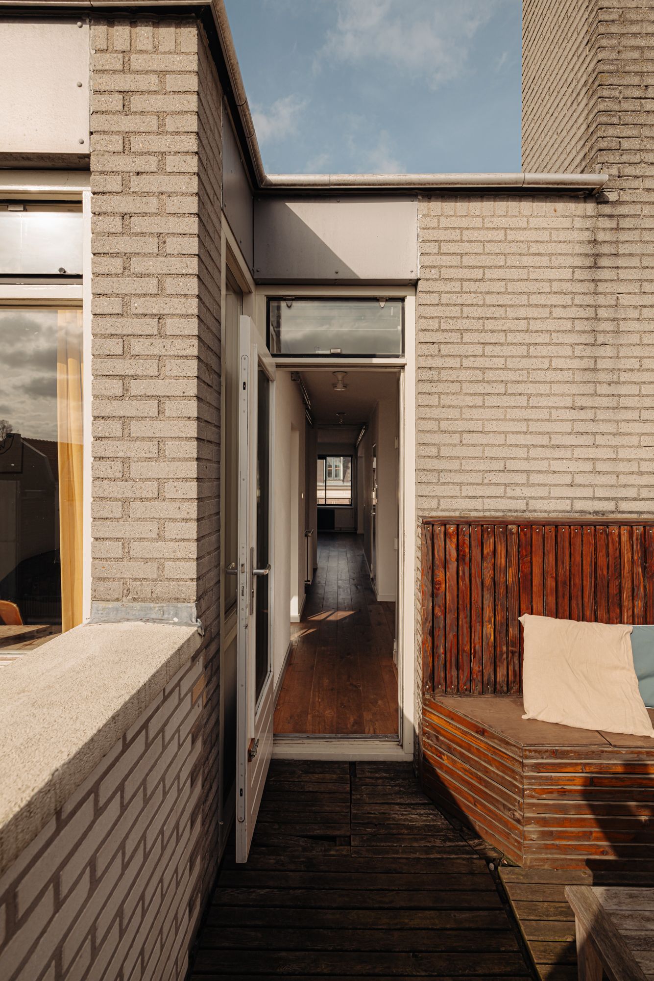 Light Penthouse Apartment with South-Facing Rooftop Terrace in De Pijp — 19