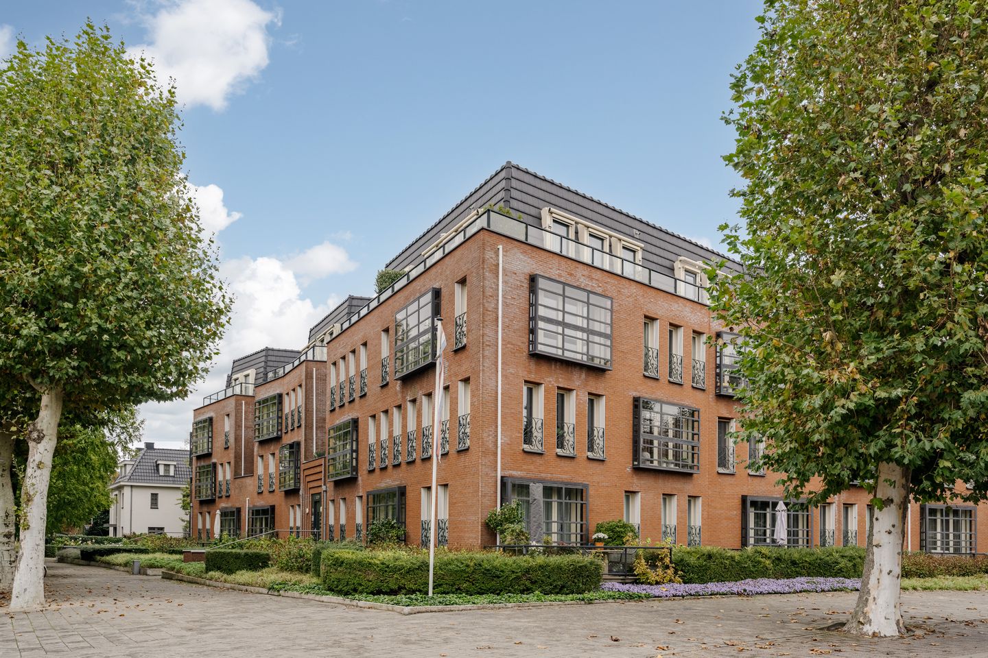 Luxurious Spacious Apartment with Scenic Views in Amstelveen — 39