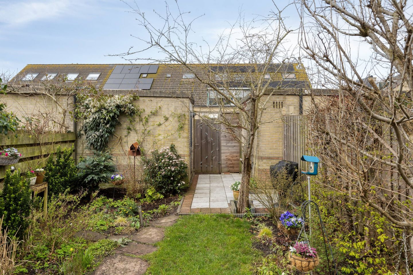 Spacious Family Home with Five Bedrooms and Sunny West-Facing Garden in Leiderdorp — 18
