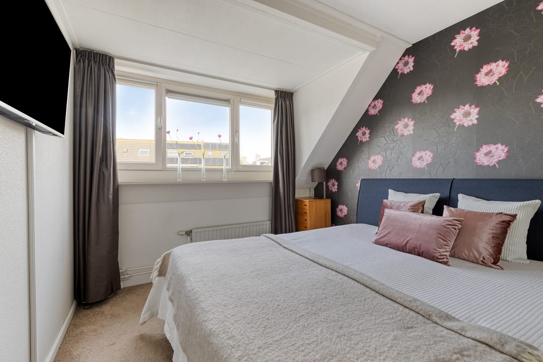 Spacious Family Home with Five Bedrooms and Sunny West-Facing Garden in Leiderdorp — 22