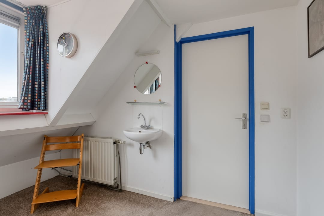 Spacious Family Home with Five Bedrooms and Sunny West-Facing Garden in Leiderdorp — 31