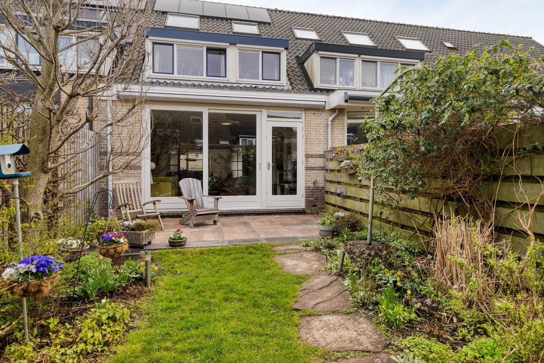 Spacious Family Home with Five Bedrooms and Sunny West-Facing Garden in Leiderdorp — 16