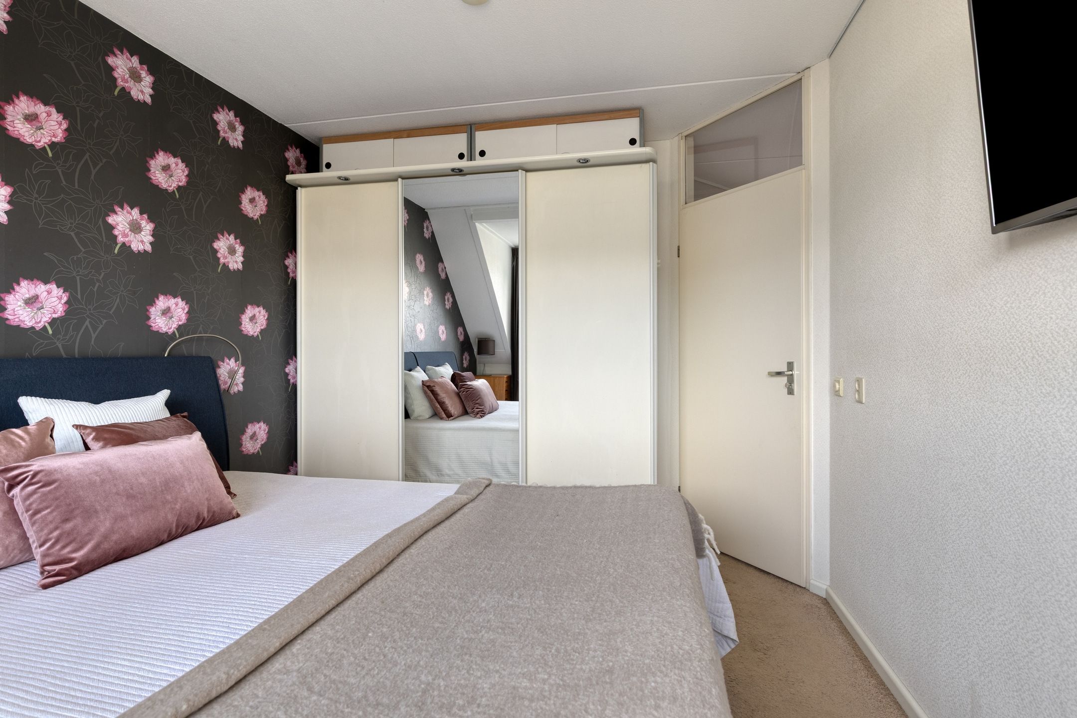 Spacious Family Home with Five Bedrooms and Sunny West-Facing Garden in Leiderdorp — 23