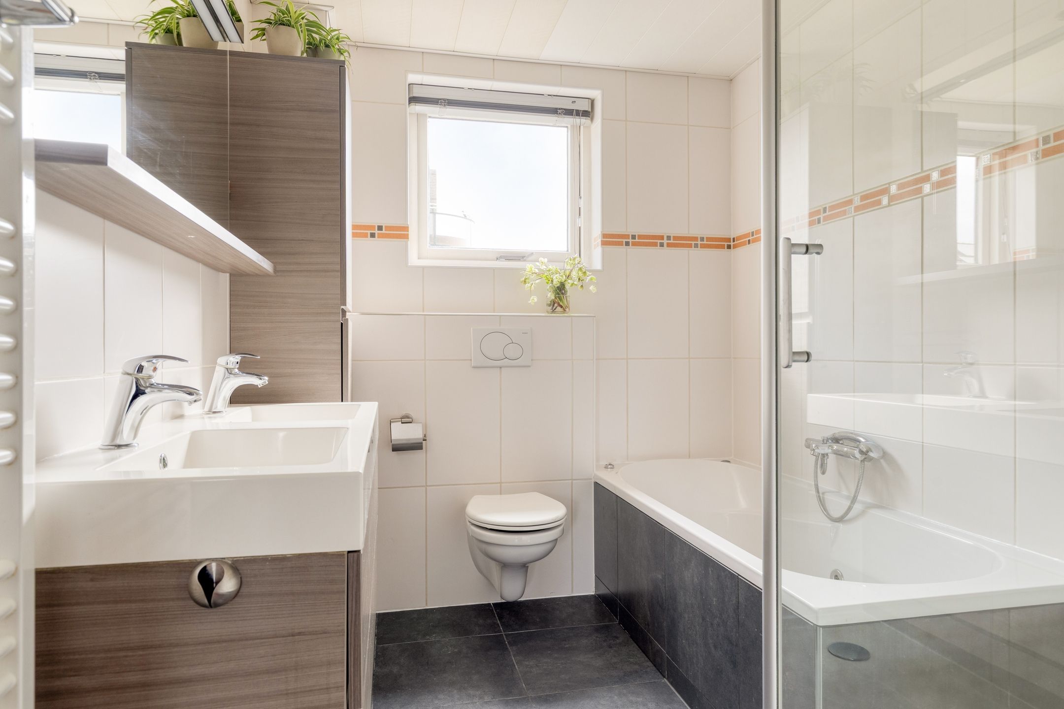 Spacious Family Home with Five Bedrooms and Sunny West-Facing Garden in Leiderdorp — 26
