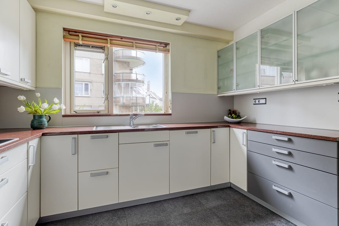 Spacious Family Home with Five Bedrooms and Sunny West-Facing Garden in Leiderdorp — 12
