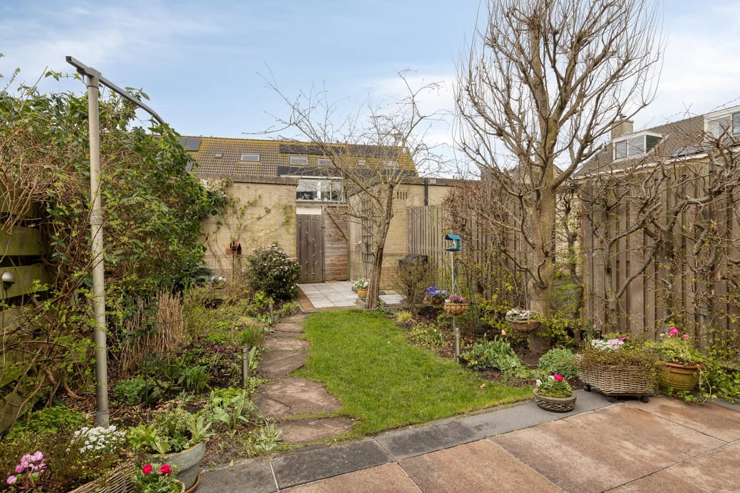Spacious Family Home with Five Bedrooms and Sunny West-Facing Garden in Leiderdorp — 15