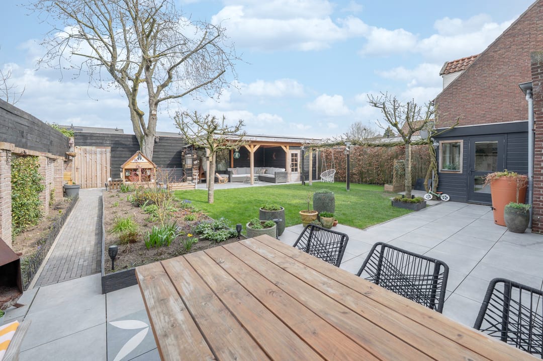 Atmospheric Family Home in Village Center — 28