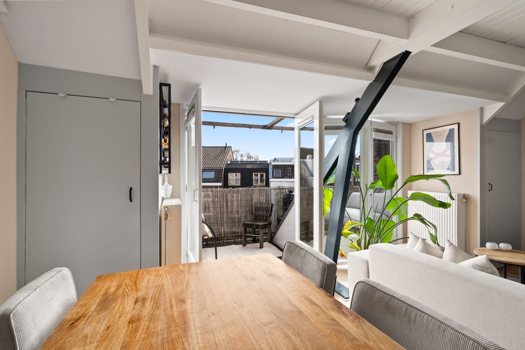 Charming top-floor apartment with mezzanine, balcony and city views near Utrecht centre — 13