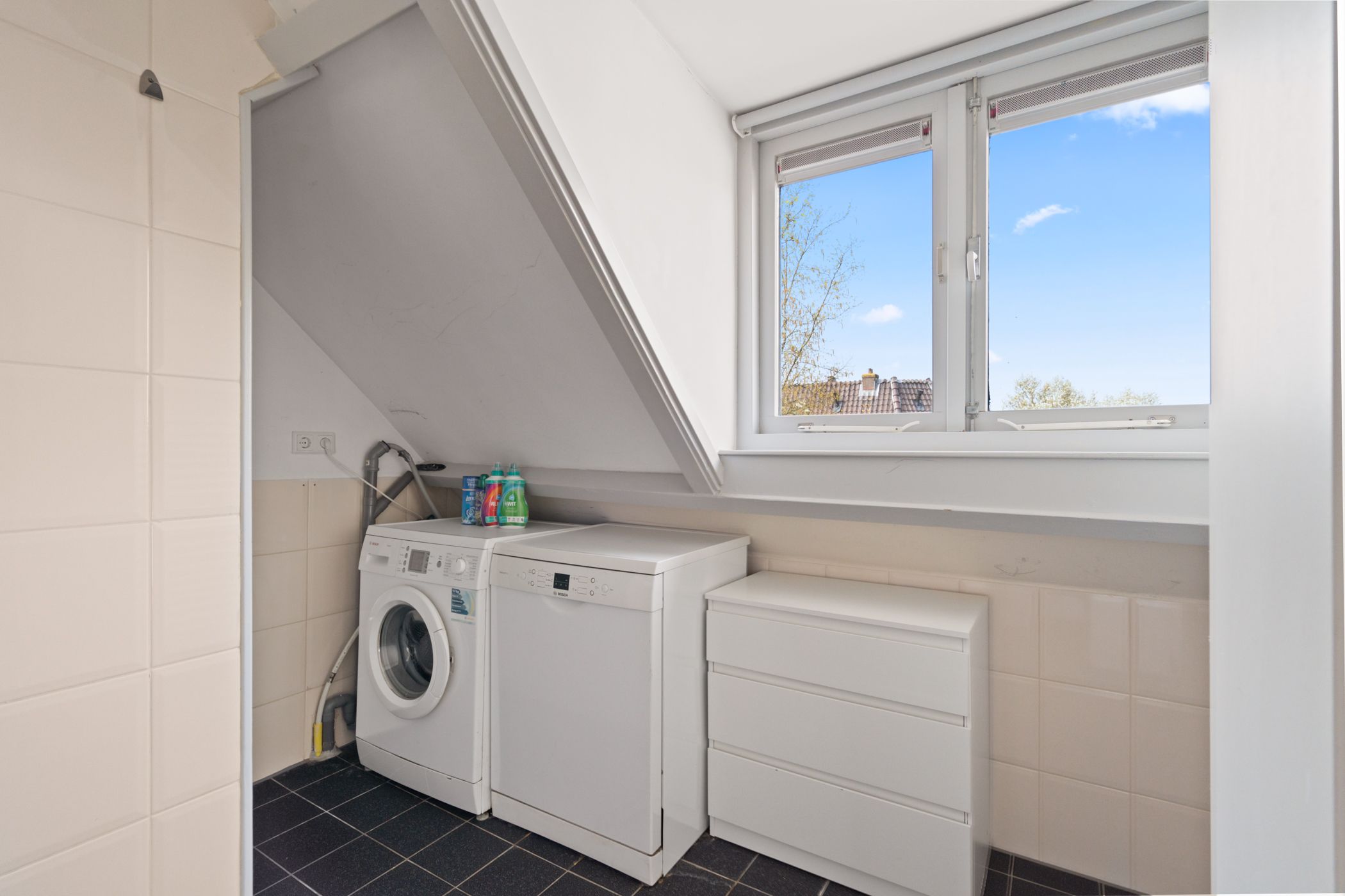 Charming top-floor apartment with mezzanine, balcony and city views near Utrecht centre — 24