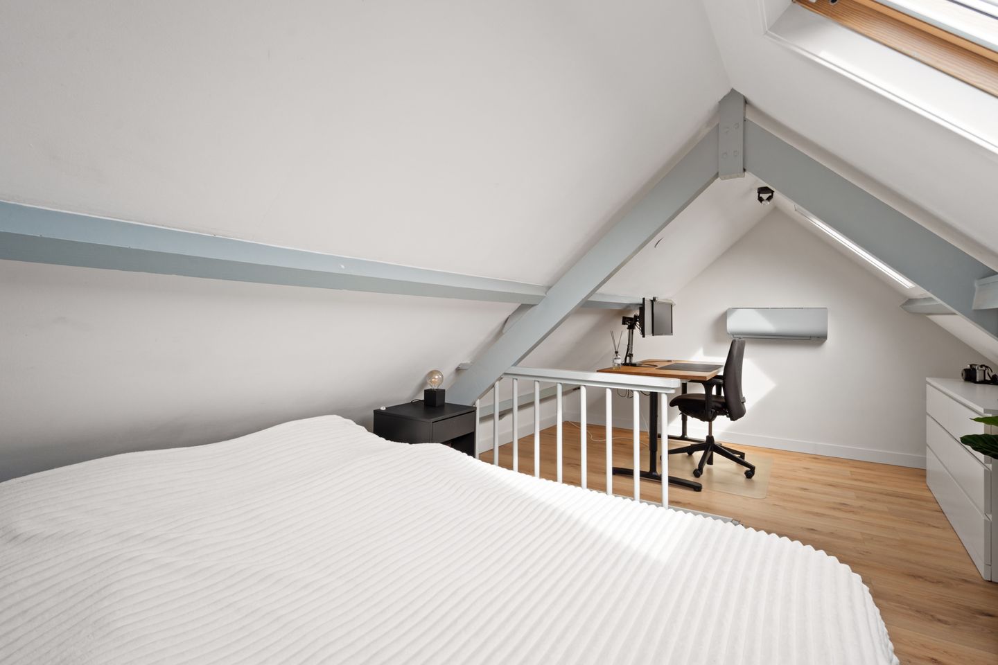 Charming top-floor apartment with mezzanine, balcony and city views near Utrecht centre — 29