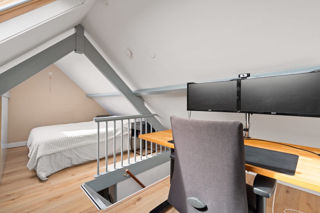 Charming top-floor apartment with mezzanine, balcony and city views near Utrecht centre — 31