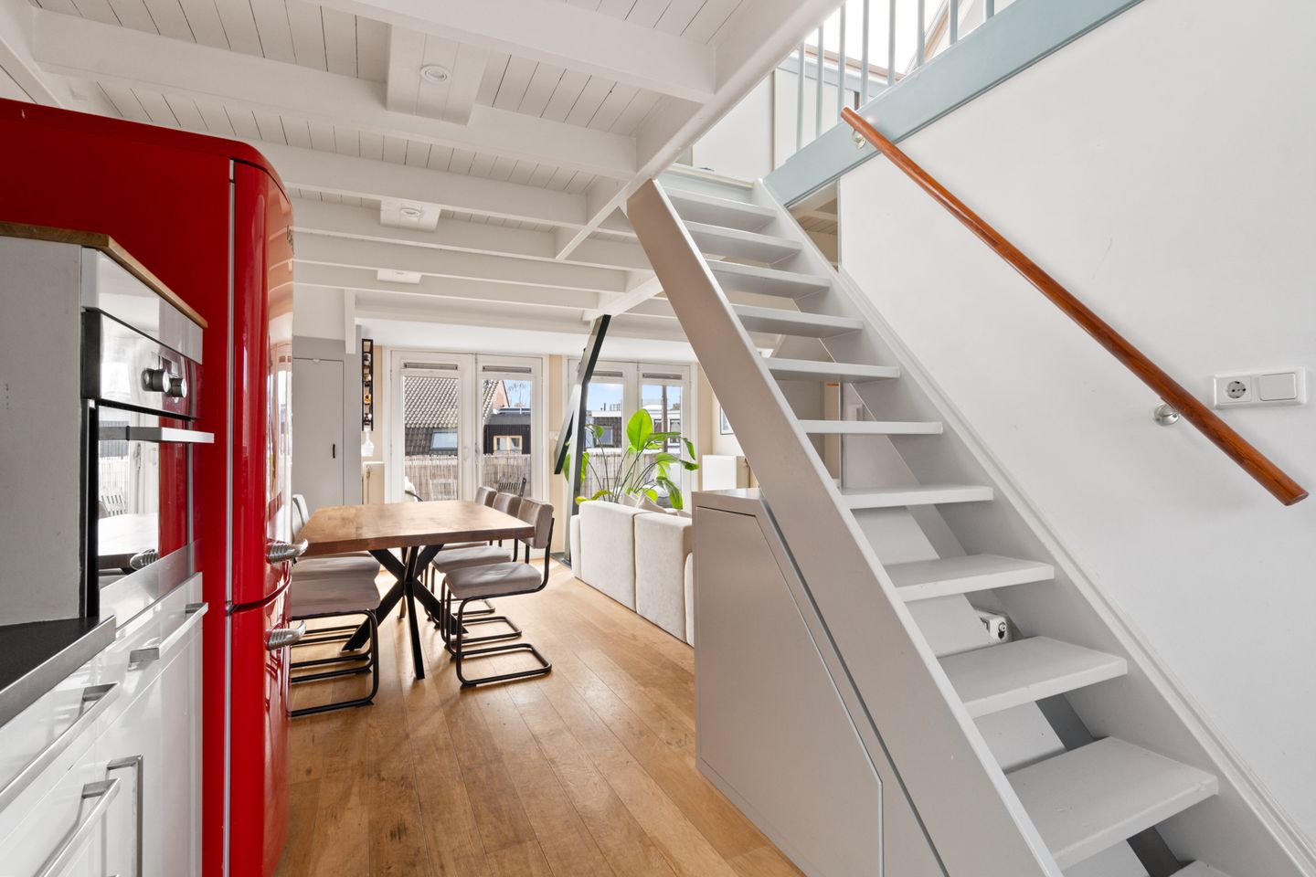 Charming top-floor apartment with mezzanine, balcony and city views near Utrecht centre — 25