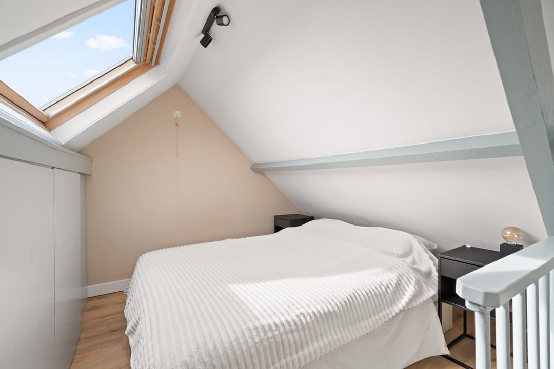 Charming top-floor apartment with mezzanine, balcony and city views near Utrecht centre — 28