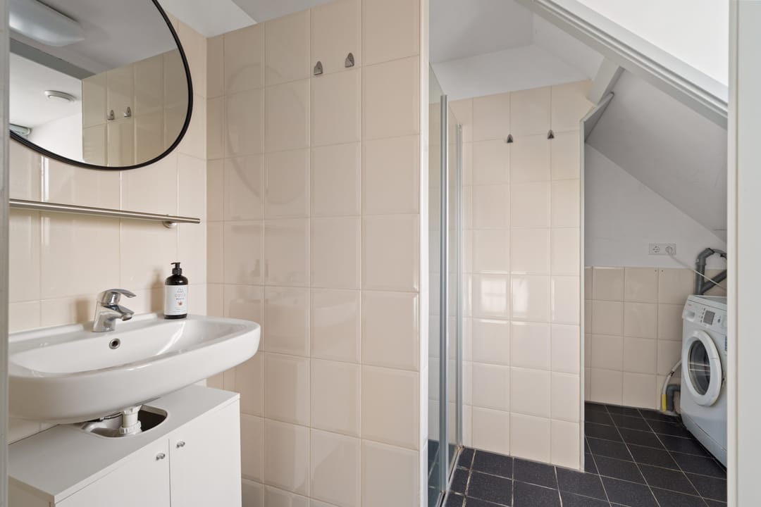 Charming top-floor apartment with mezzanine, balcony and city views near Utrecht centre — 23
