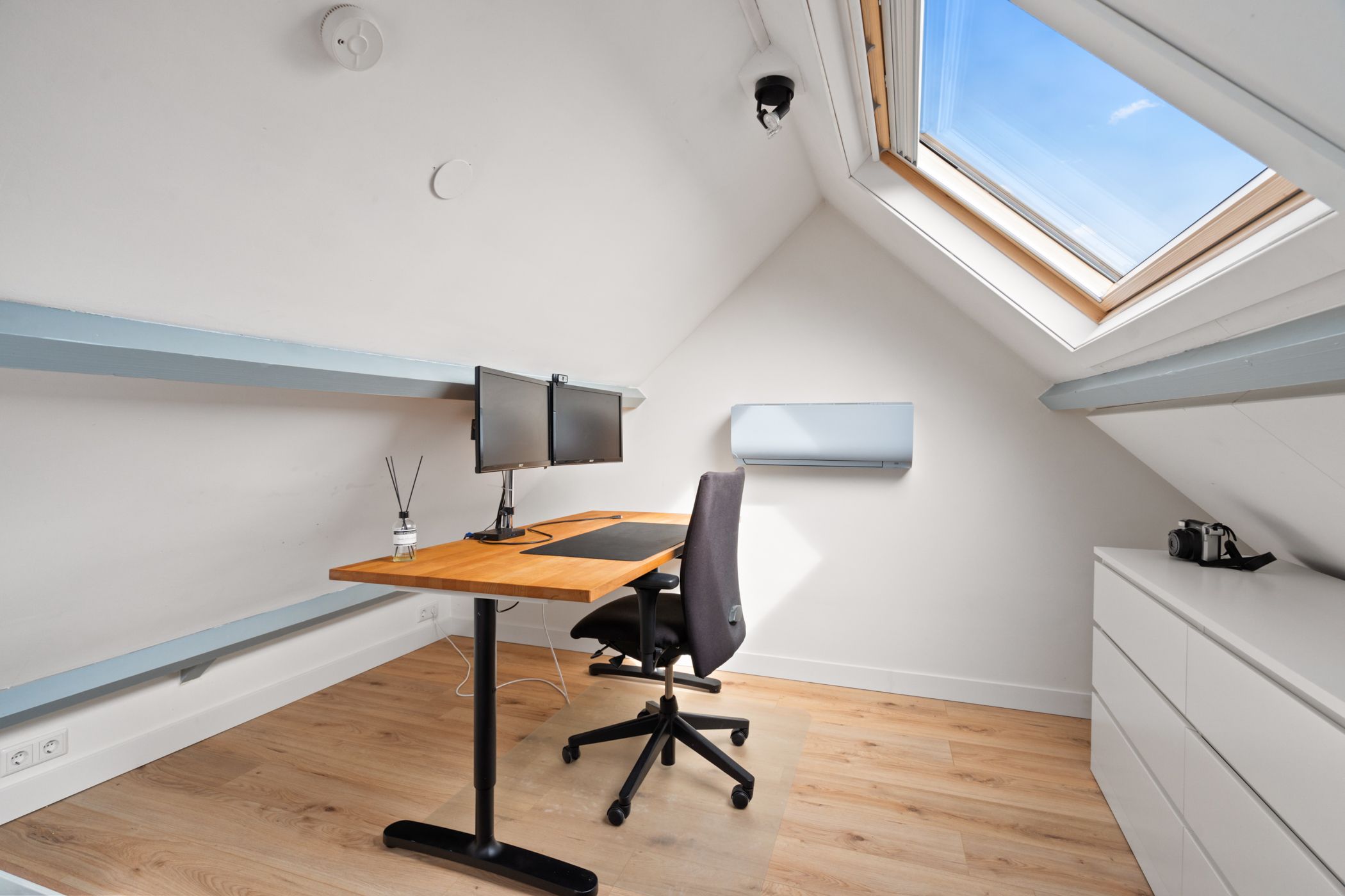 Charming top-floor apartment with mezzanine, balcony and city views near Utrecht centre — 30