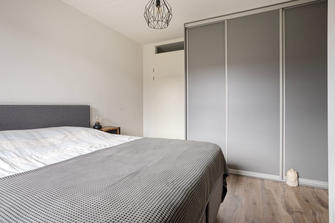 Light and move-in ready apartment with sunny south-facing terrace and private parking — 13