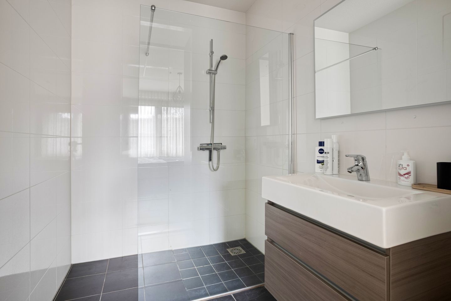 Light and move-in ready apartment with sunny south-facing terrace and private parking — 14