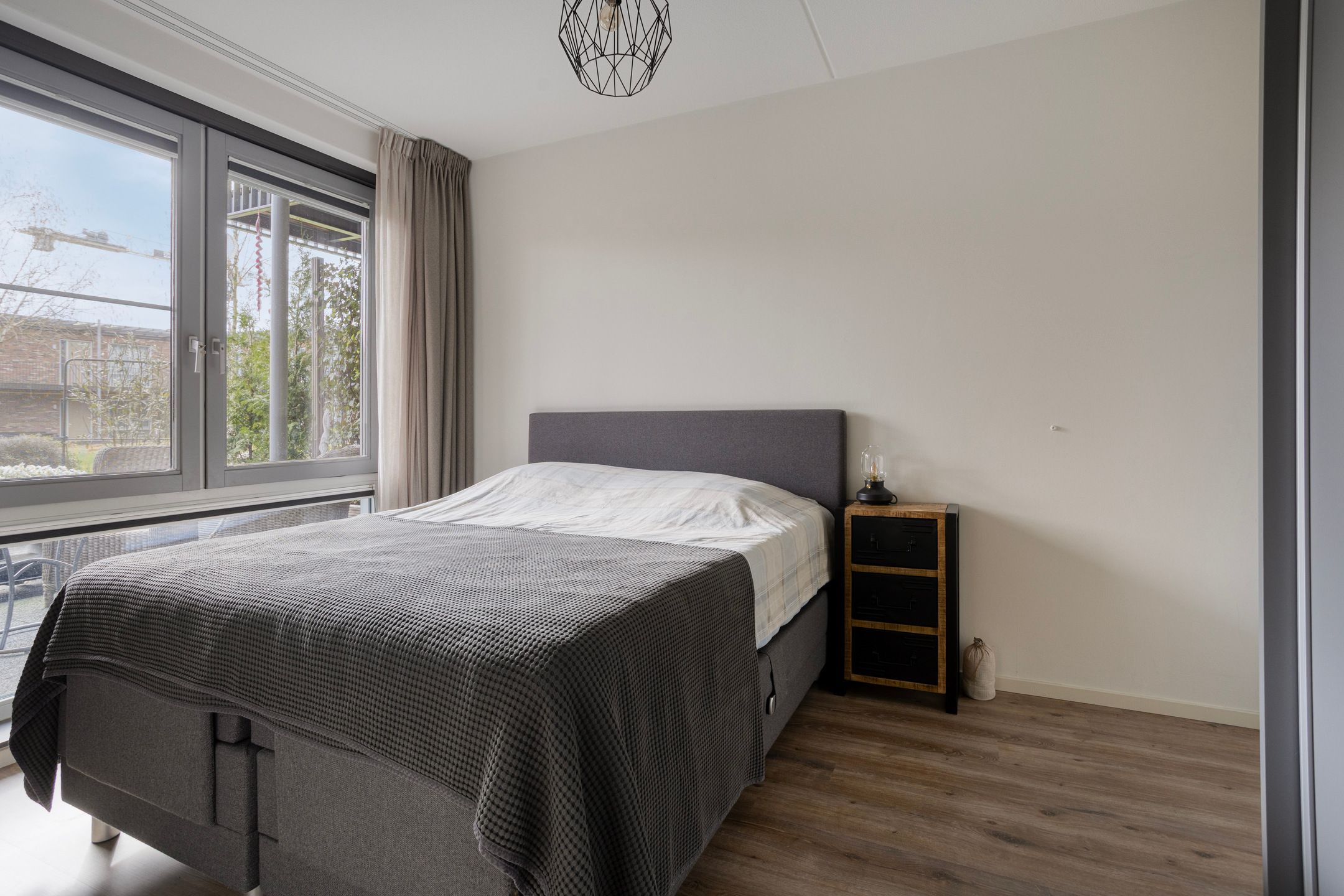 Light and move-in ready apartment with sunny south-facing terrace and private parking — 12