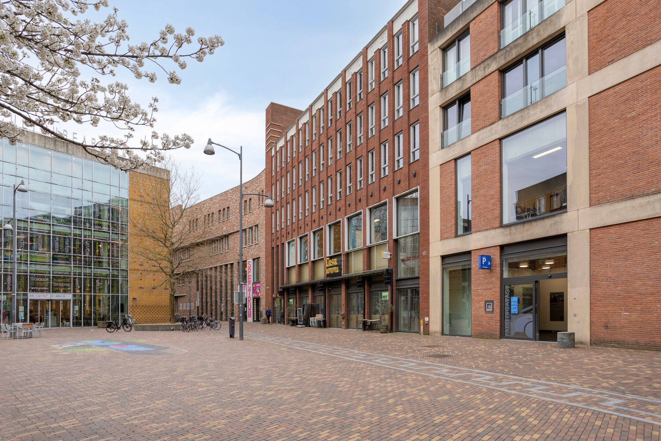 Light and move-in ready apartment with sunny south-facing terrace and private parking — 18