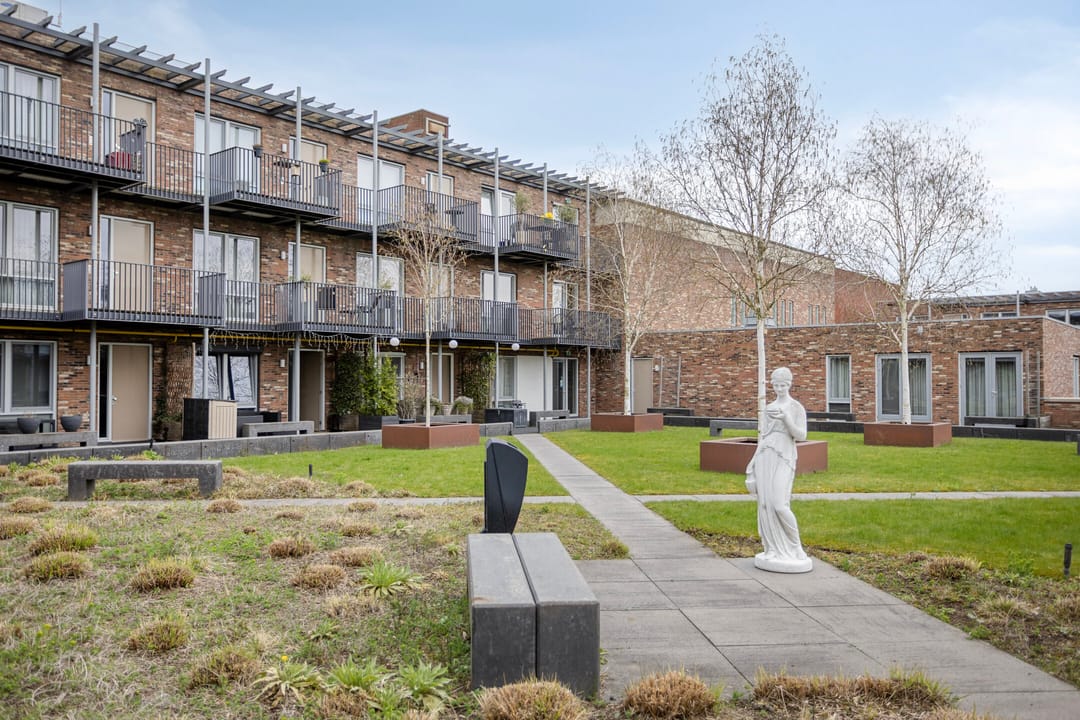 Light and move-in ready apartment with sunny south-facing terrace and private parking — 16