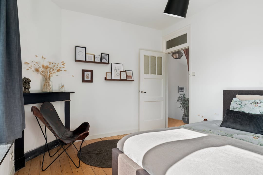 Characteristic Upper Apartment with Modern Luxury and Spacious Roof Terrace — 18