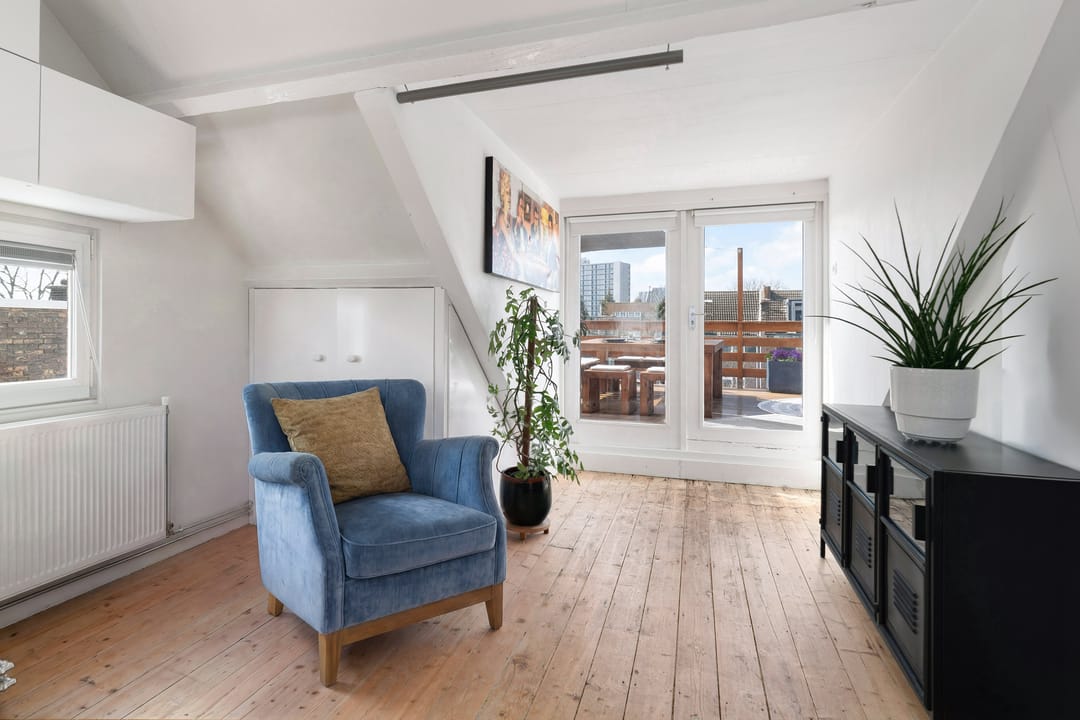 Characteristic Upper Apartment with Modern Luxury and Spacious Roof Terrace — 23