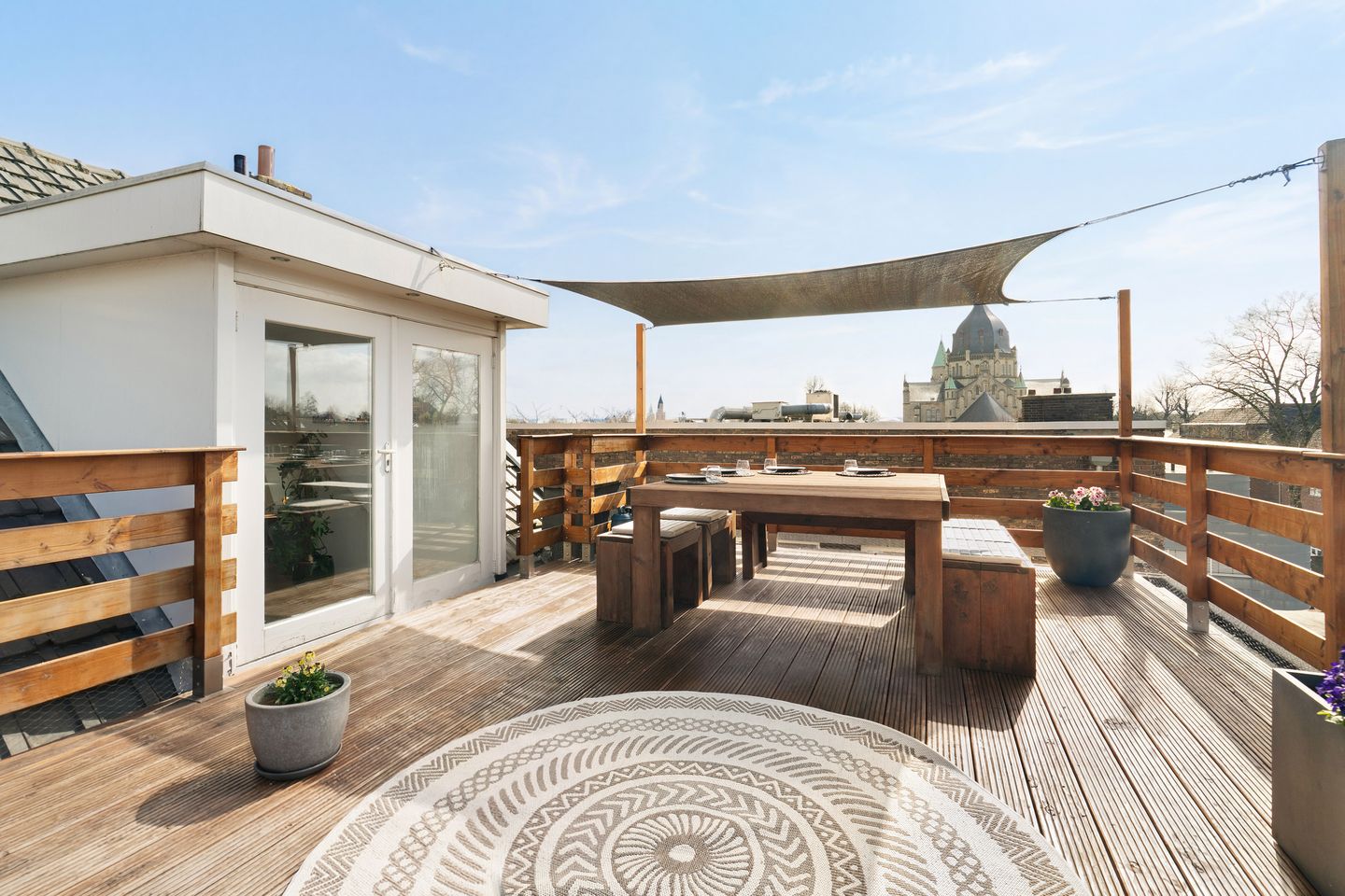 Characteristic Upper Apartment with Modern Luxury and Spacious Roof Terrace — 24