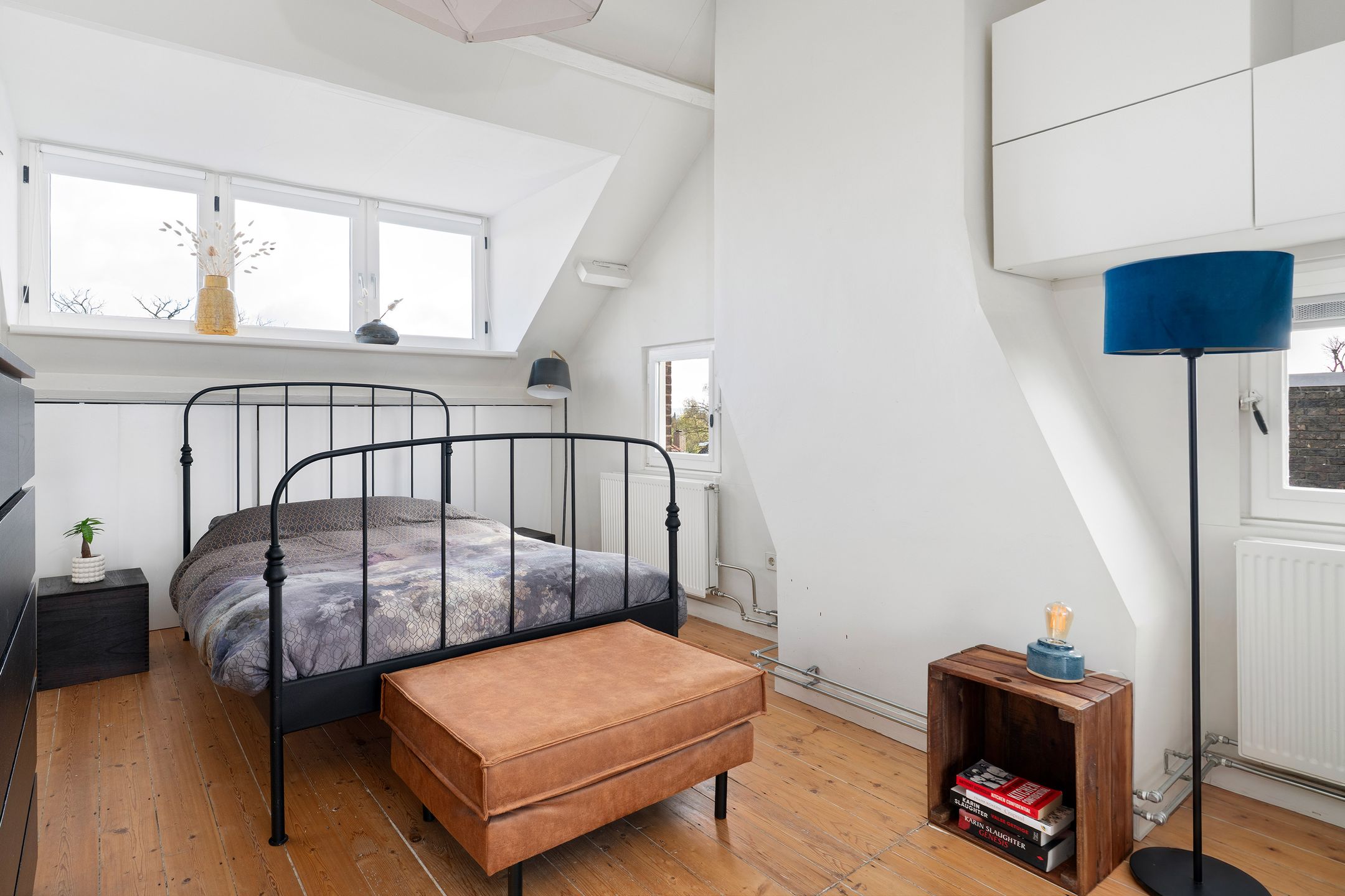 Characteristic Upper Apartment with Modern Luxury and Spacious Roof Terrace — 22