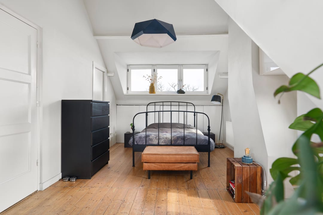 Characteristic Upper Apartment with Modern Luxury and Spacious Roof Terrace — 21