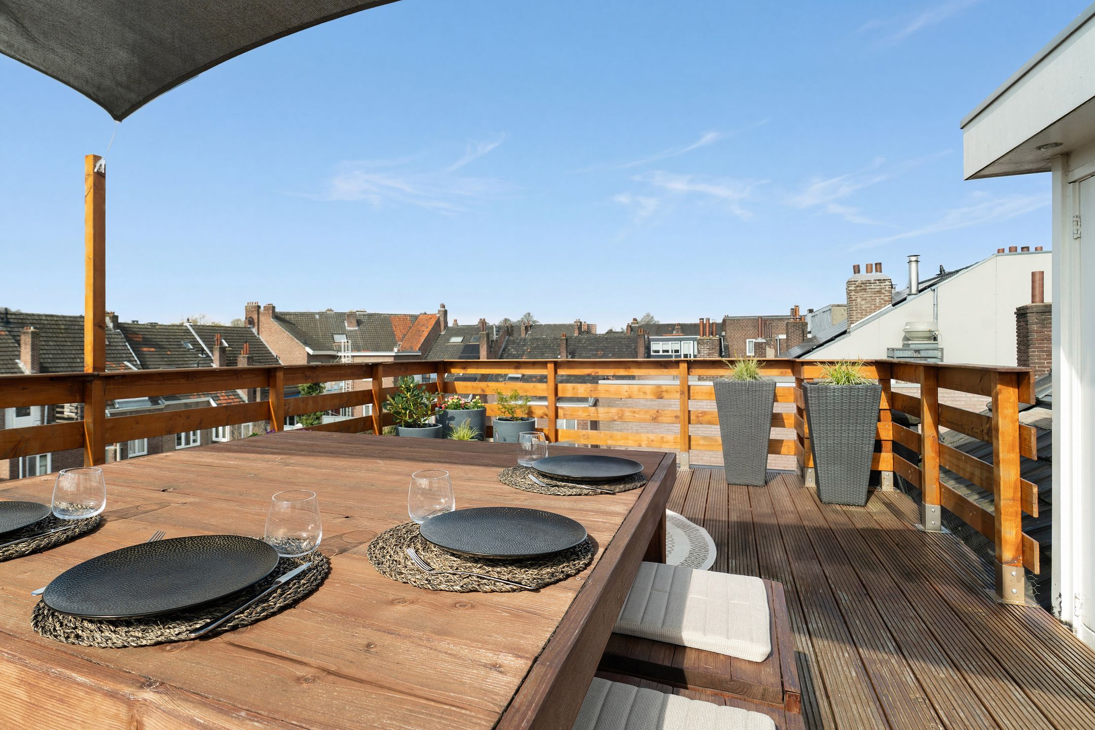Characteristic Upper Apartment with Modern Luxury and Spacious Roof Terrace — 25