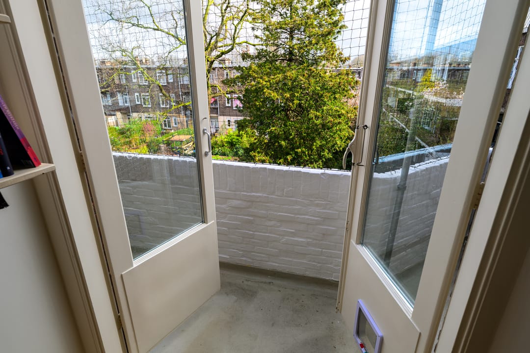 Renovated Apartment with Three Bedrooms and City Views in Bezuidenhout — 16