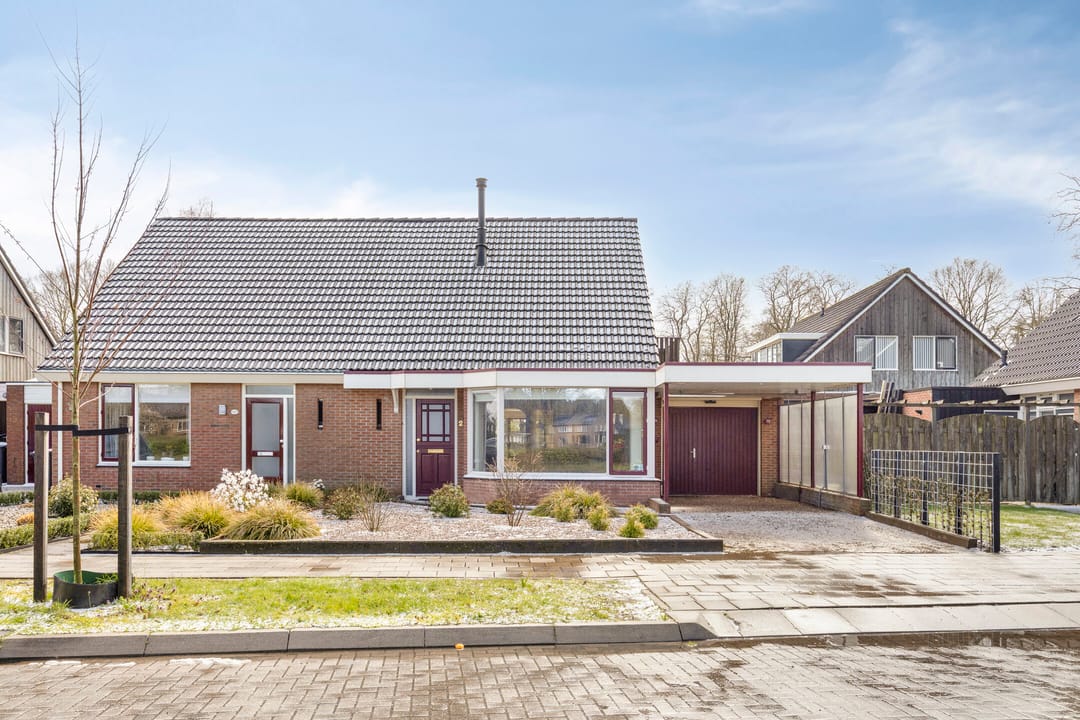 Halfvrijstaande bungalow met leefpotentieel op de begane grond in Varsseveld