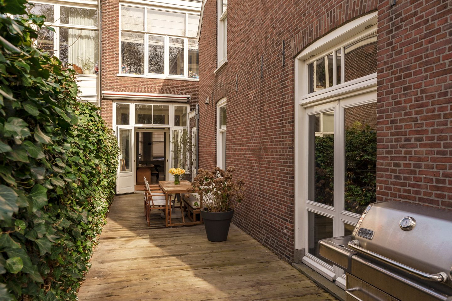 Elegant Parterre Apartment with Direct Access to Sunny Court Park in Duinoord — 25