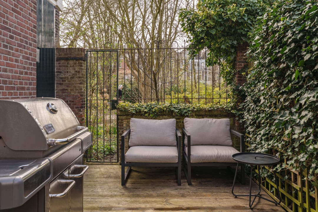 Elegant Parterre Apartment with Direct Access to Sunny Court Park in Duinoord — 26