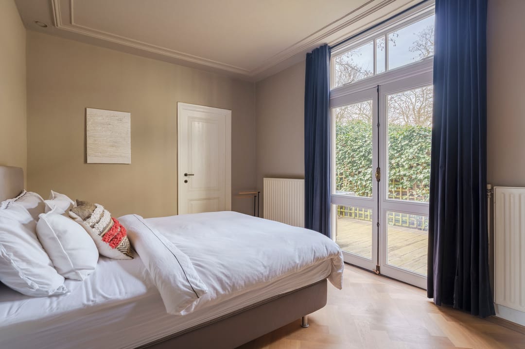 Elegant Parterre Apartment with Direct Access to Sunny Court Park in Duinoord — 37