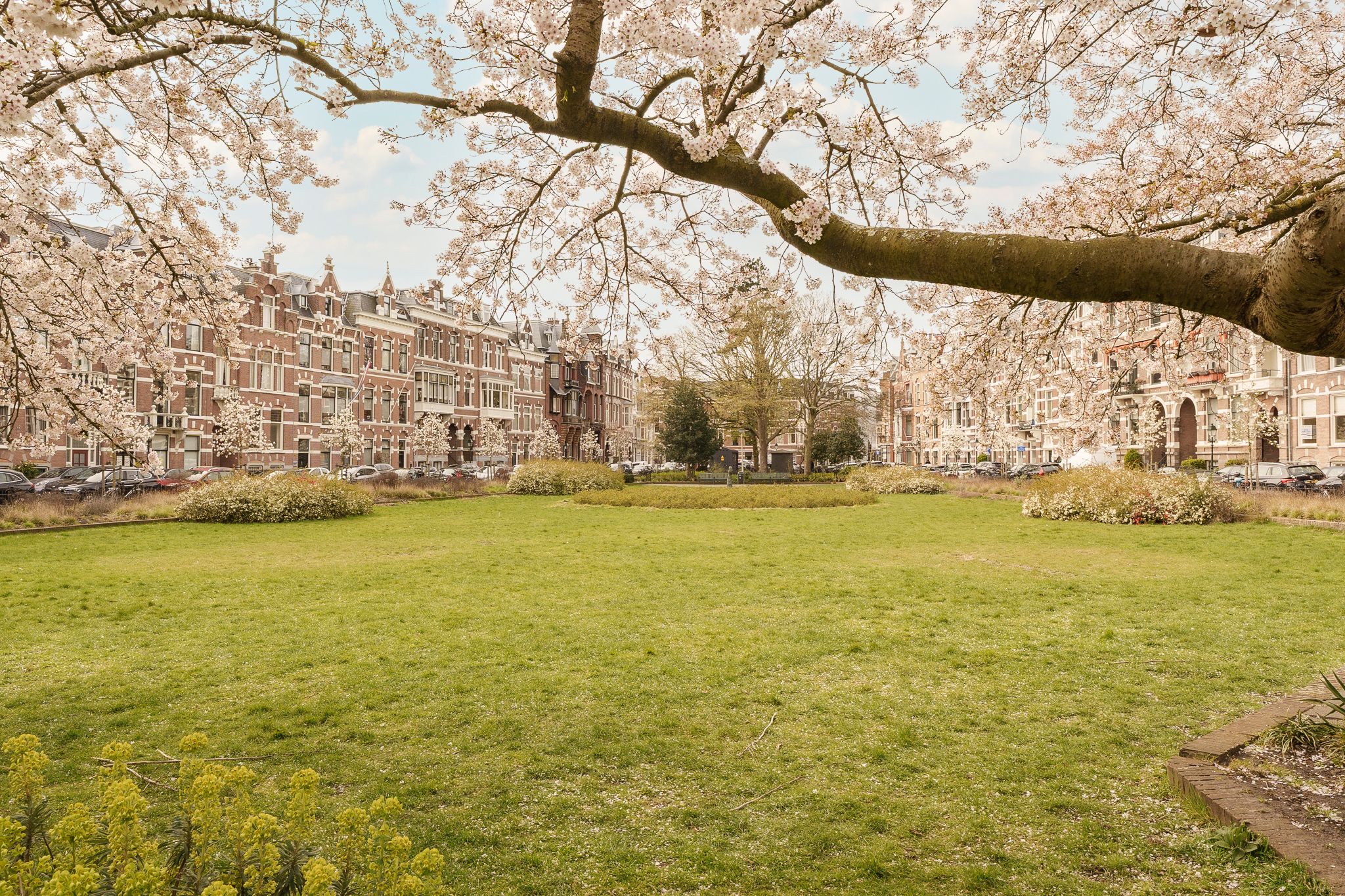 Elegant Parterre Apartment with Direct Access to Sunny Court Park in Duinoord — 50