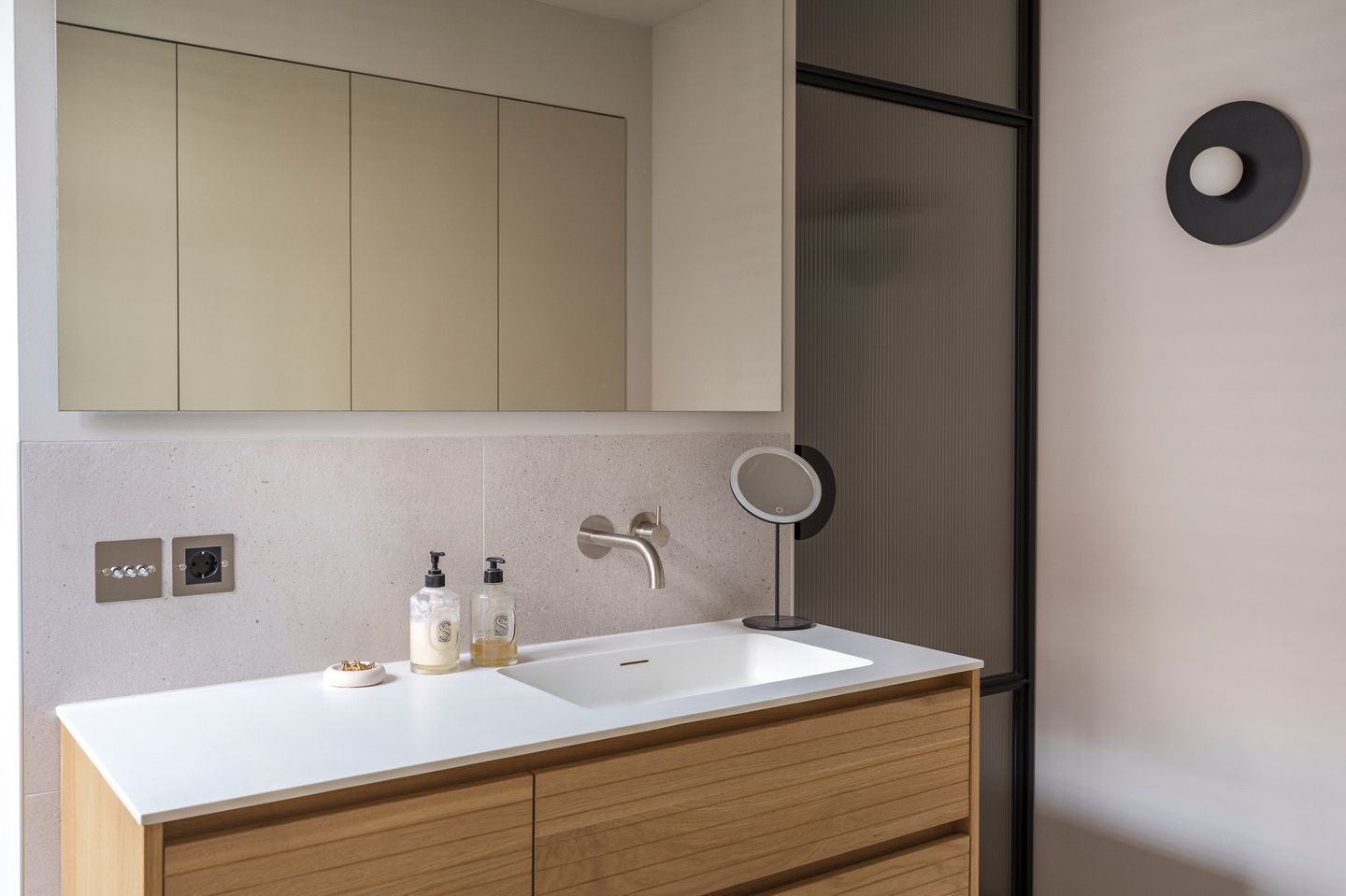 Elegant Parterre Apartment with Direct Access to Sunny Court Park in Duinoord — 34