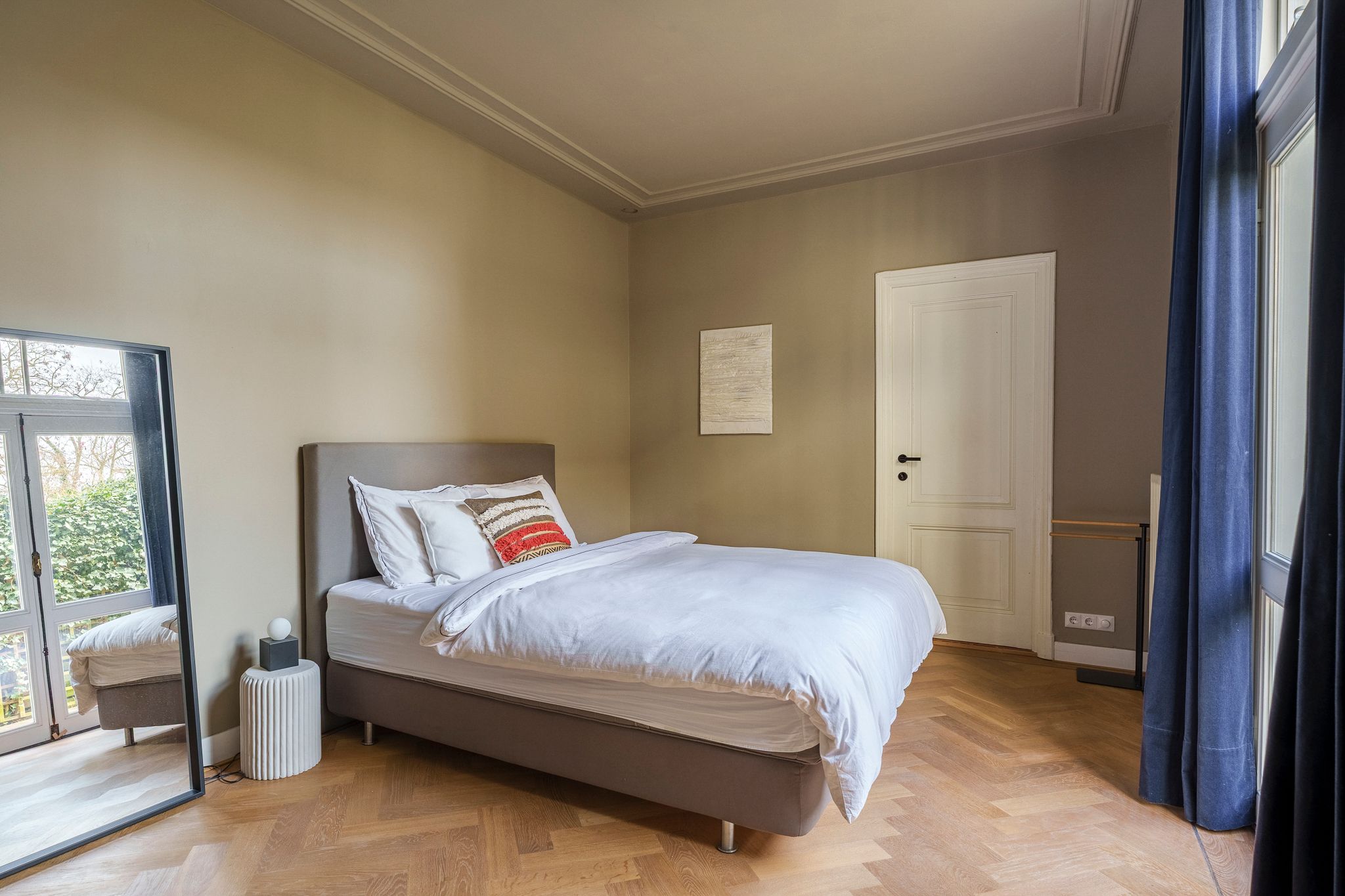 Elegant Parterre Apartment with Direct Access to Sunny Court Park in Duinoord — 38