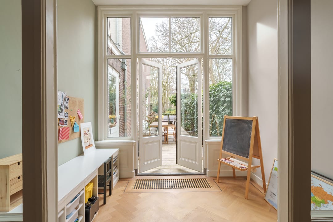 Elegant Parterre Apartment with Direct Access to Sunny Court Park in Duinoord — 22