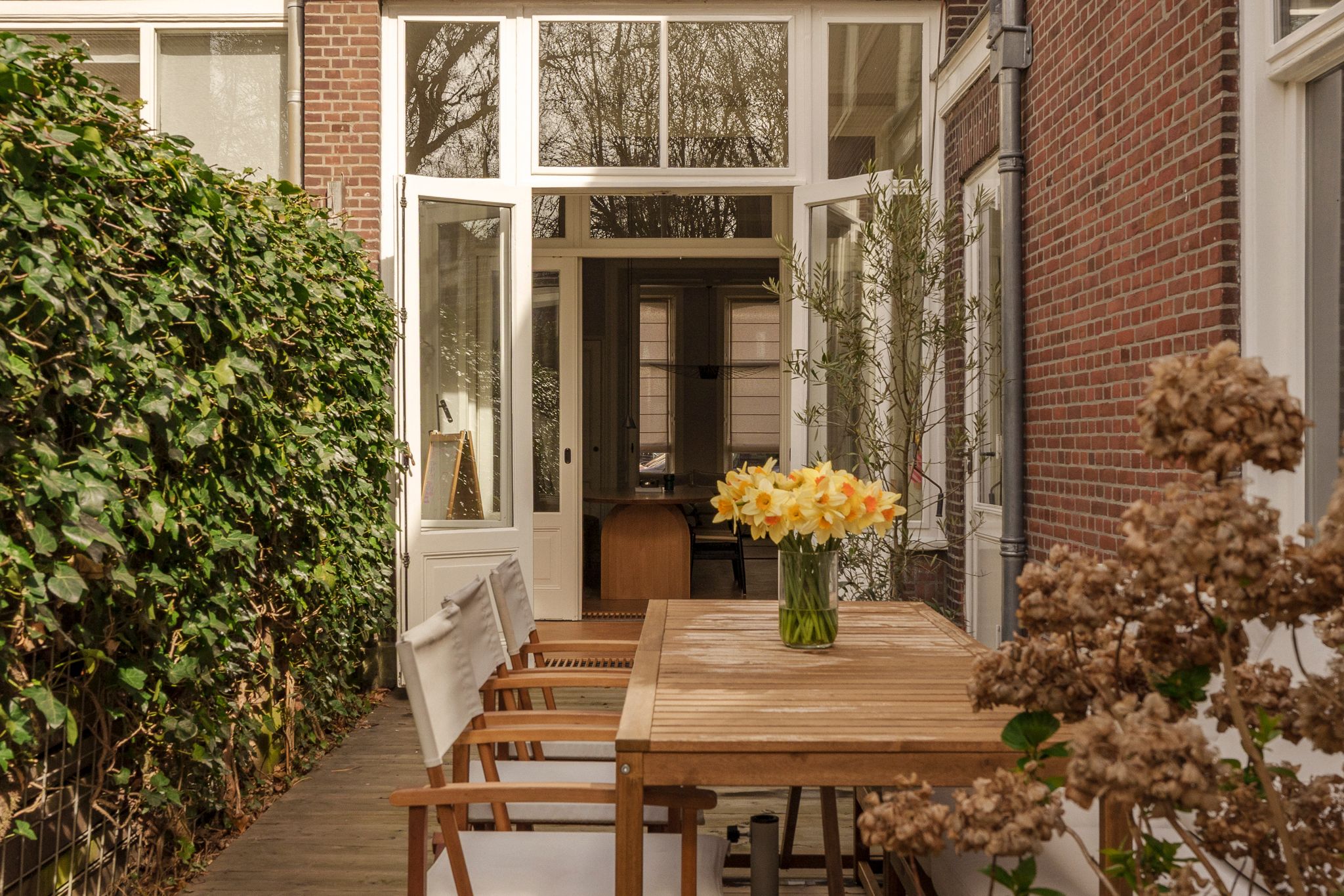 Elegant Parterre Apartment with Direct Access to Sunny Court Park in Duinoord — 24