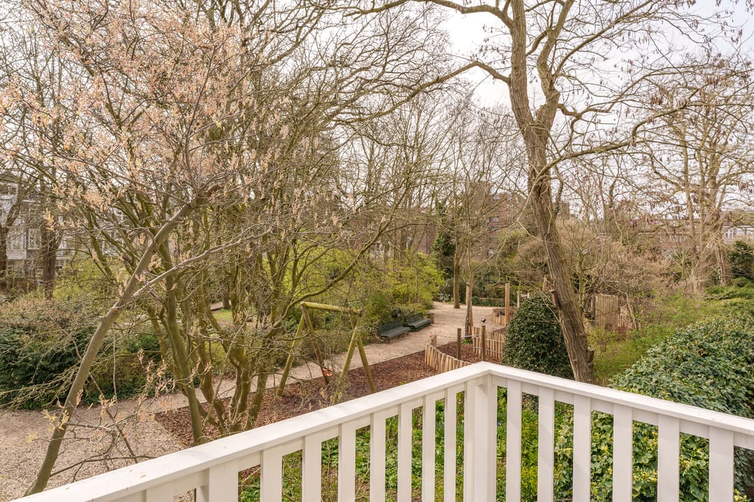 Elegant Parterre Apartment with Direct Access to Sunny Court Park in Duinoord — 46