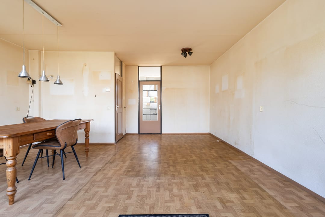 Spacious terraced house with south-west garden and potential for five bedrooms — 17