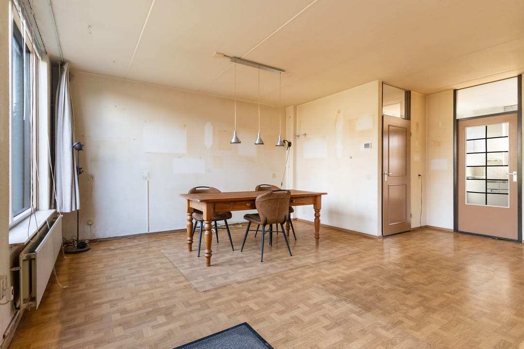 Spacious terraced house with south-west garden and potential for five bedrooms — 16