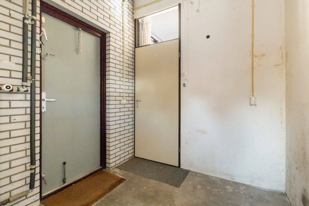 Spacious terraced house with south-west garden and potential for five bedrooms — 39