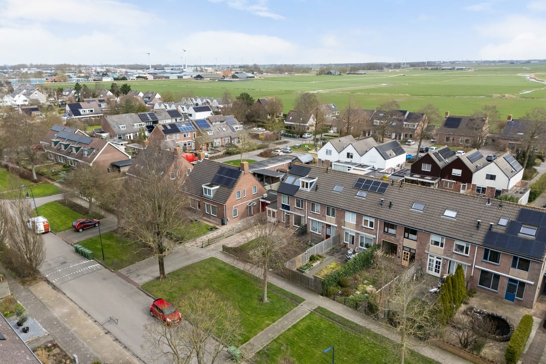 Spacious terraced house with south-west garden and potential for five bedrooms — 41