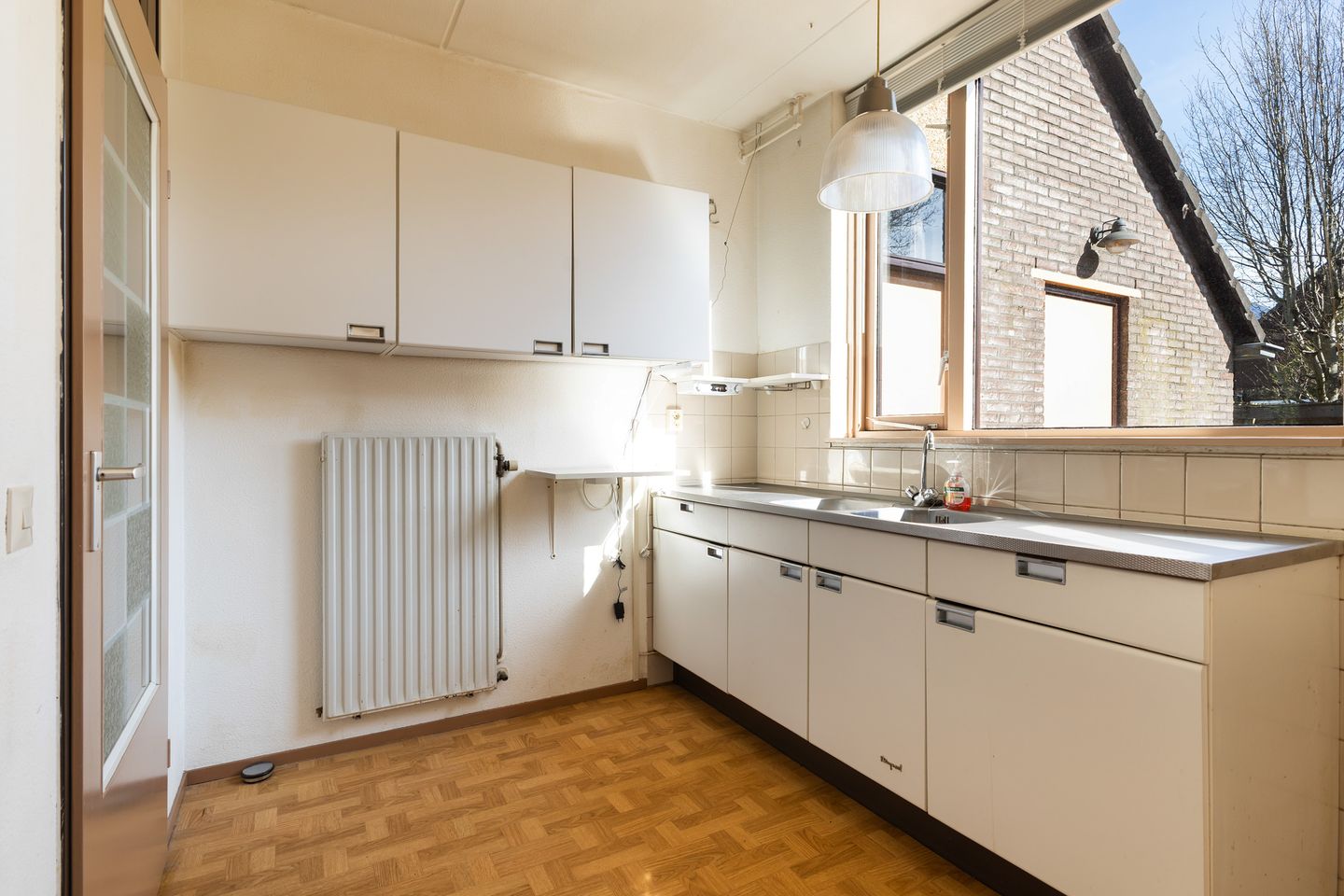 Spacious terraced house with south-west garden and potential for five bedrooms — 20